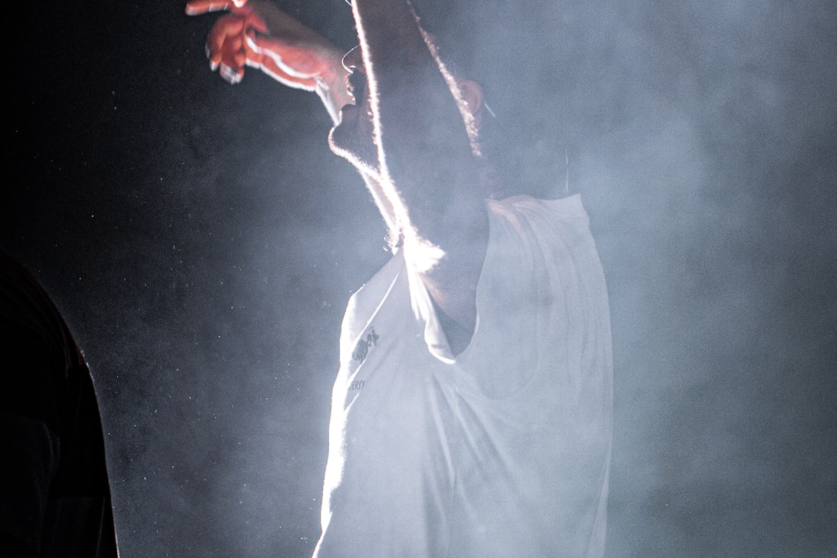 La scène principale illuminée